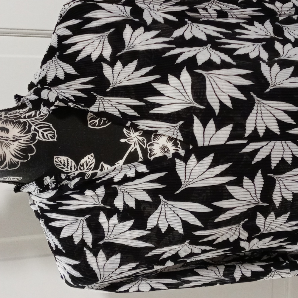 🆕️ 🖤Ann Taylor🖤 - Floral Pleated V-Neck L/S Top - Picture 5 of 12